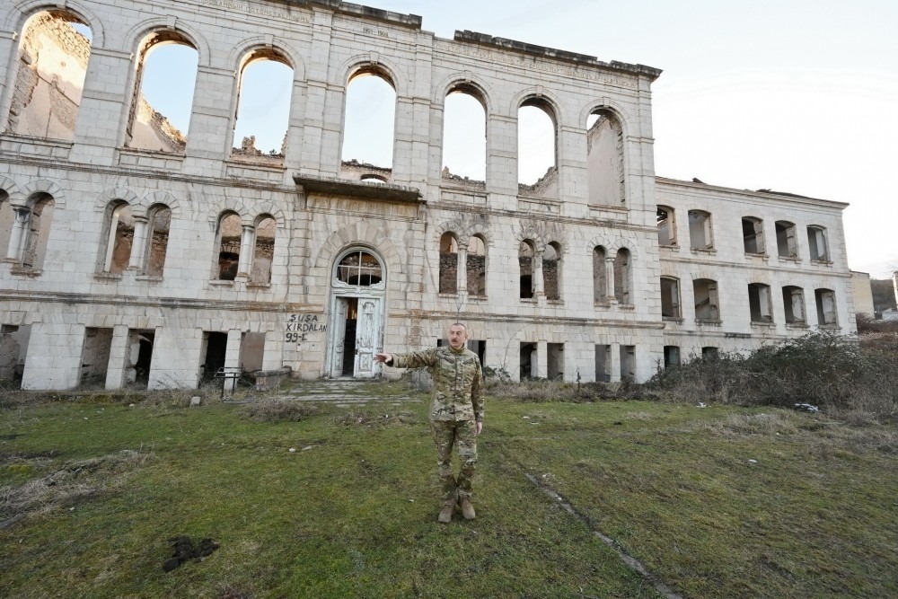 Aliyev babasının fotoğraf çektirdiği yerde: 28 yıl sonra Şuşa'da