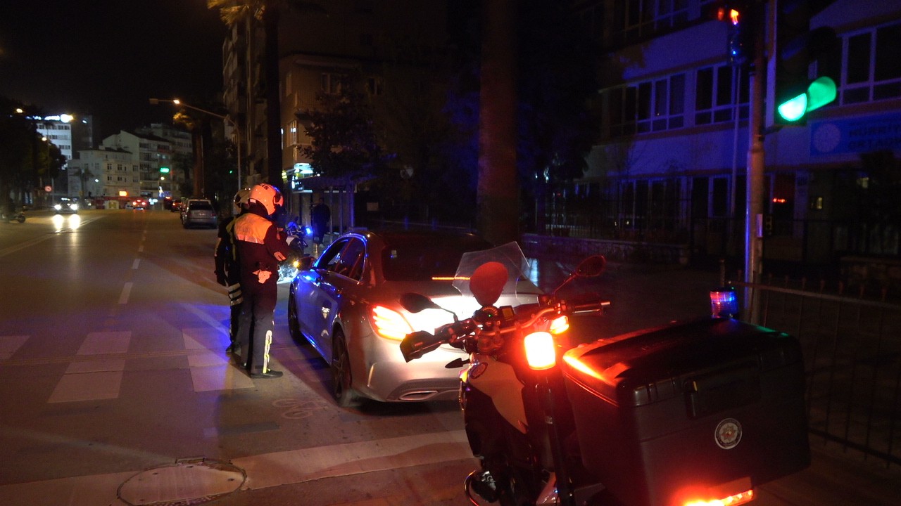 Alkollü araç kullanırken yakalandı ‘Ben Türk delikanlısıyım’ dedi araca binip kaçtı