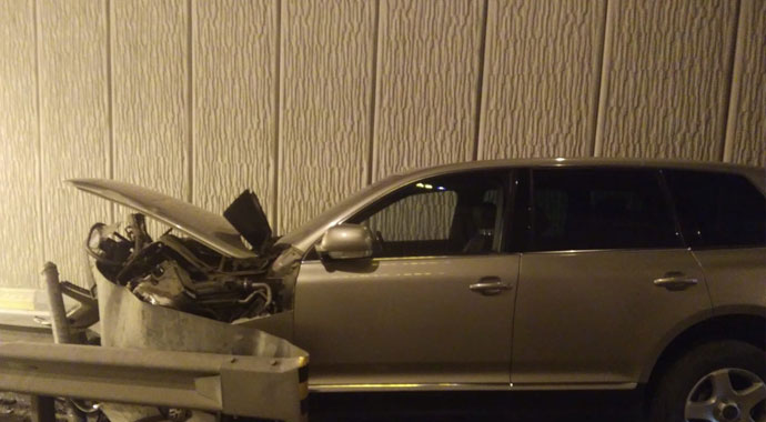 Alkollü sürücü bariyerlere daldı: 2 yaralı