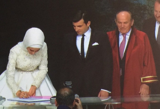Erdoğan, Gül ve Davutoğlu ile tokalaştı; salonda alkış koptu