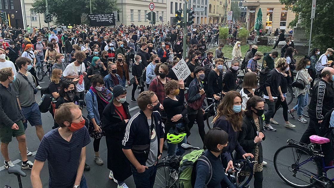 Almanya’da binlerce kişi sığınmacıların ülkeye getirilmesini istedi