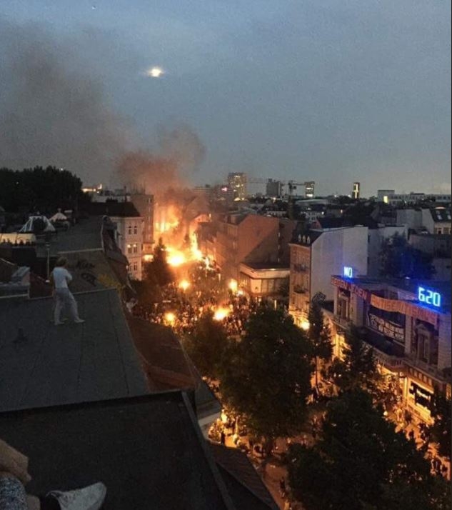 Hamburg'da marketler yağmalanıyor