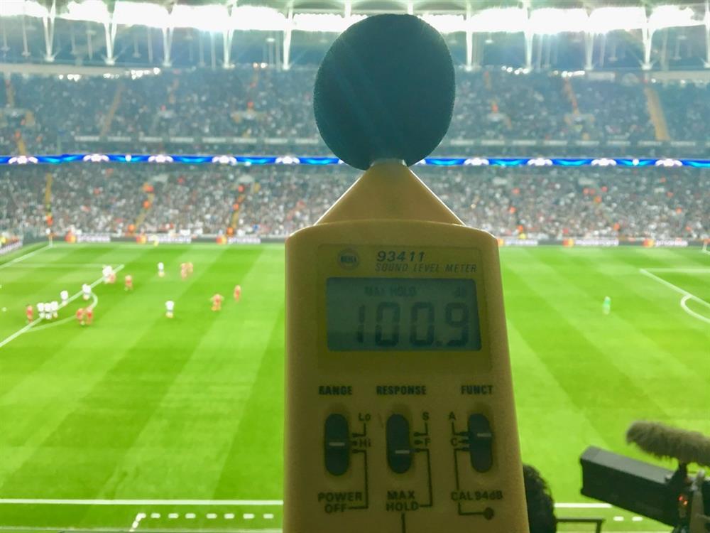 Alman gazeteciler Vodafone Park'ta desibel ölçerle ses seviyesini test etti