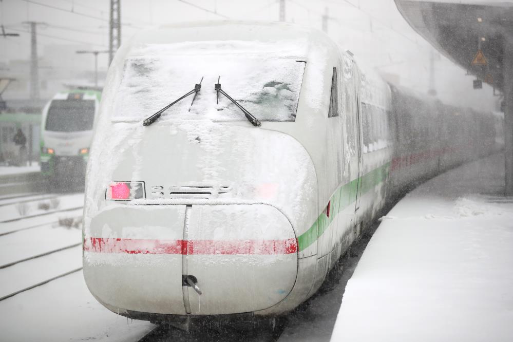 Almanya şiddetli kar yağışıyla mücadele ediyor