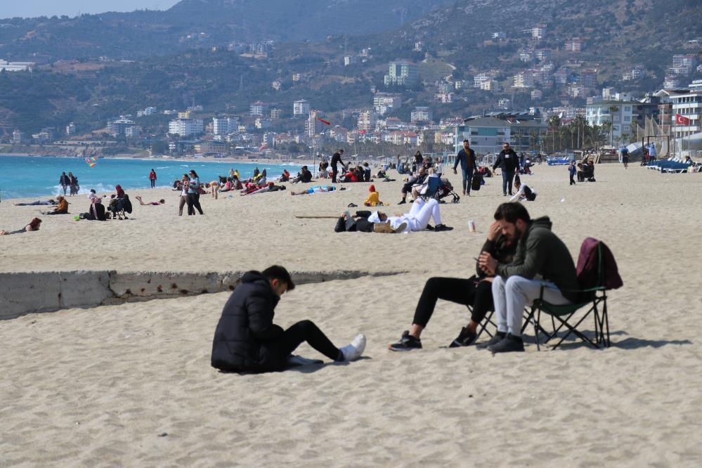 Alanya'da güneşli havayı fırsat bilenler plaja akın etti Alanya'da güneşli havayı fırsat bilenler plaja akın etti