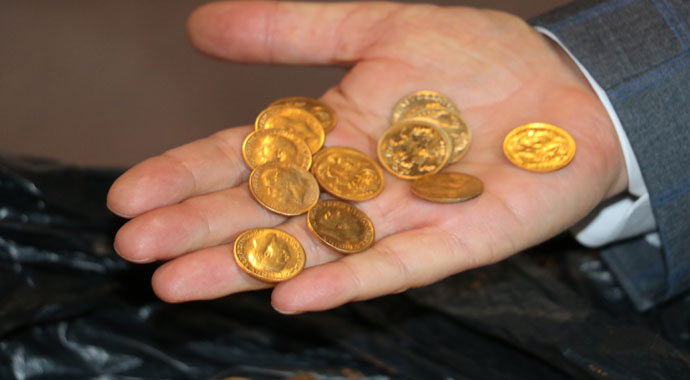 Tam tamına 7 kilo! Asgari ücretle çalışan işçiler yüzlerce altın para buldu...