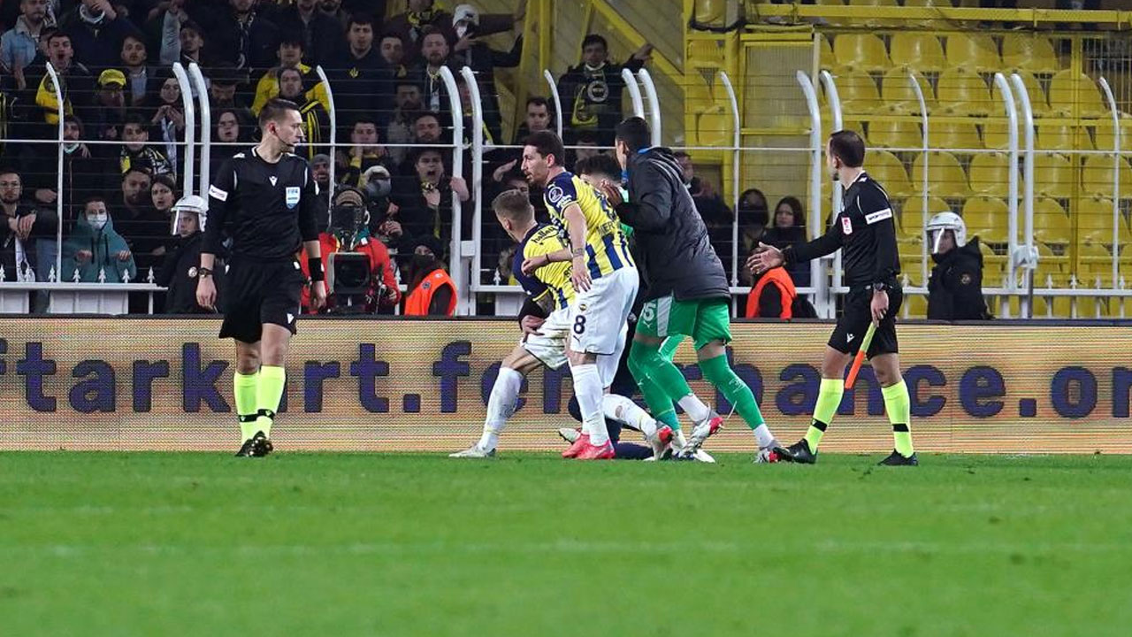 Fenerbahçe-Trabzon maçında olay! Zorbay Küçük'e saldırıya Altay Bayındır engeli