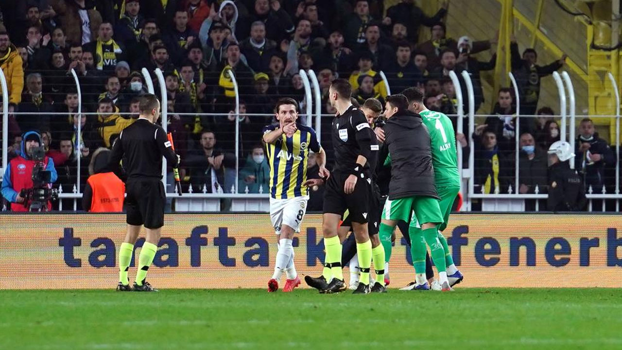 Fenerbahçe-Trabzon maçında olay! Zorbay Küçük'e saldırıya Altay Bayındır engeli
