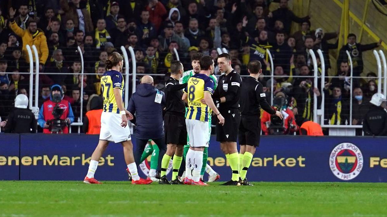 Fenerbahçe-Trabzon maçında olay! Zorbay Küçük'e saldırıya Altay Bayındır engeli