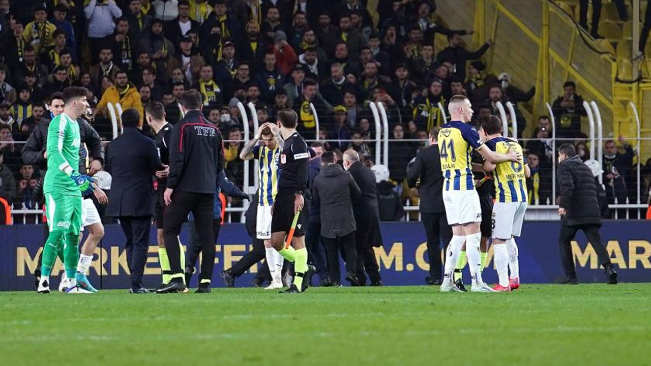 Fenerbahçe-Trabzon maçında olay! Zorbay Küçük'e saldırıya Altay Bayındır engeli
