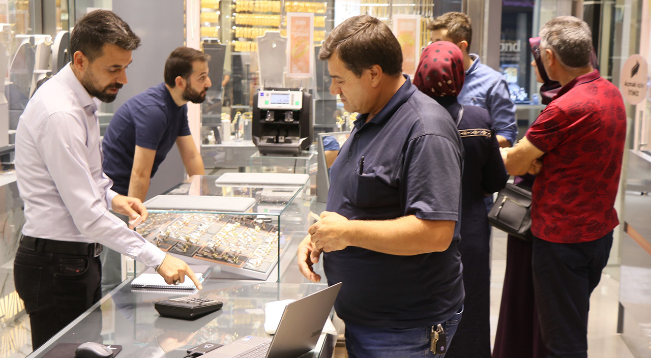 Düşüşü duyan kuyumcuya koştu! Altına rağbet var, herkesin gözü iki üründe