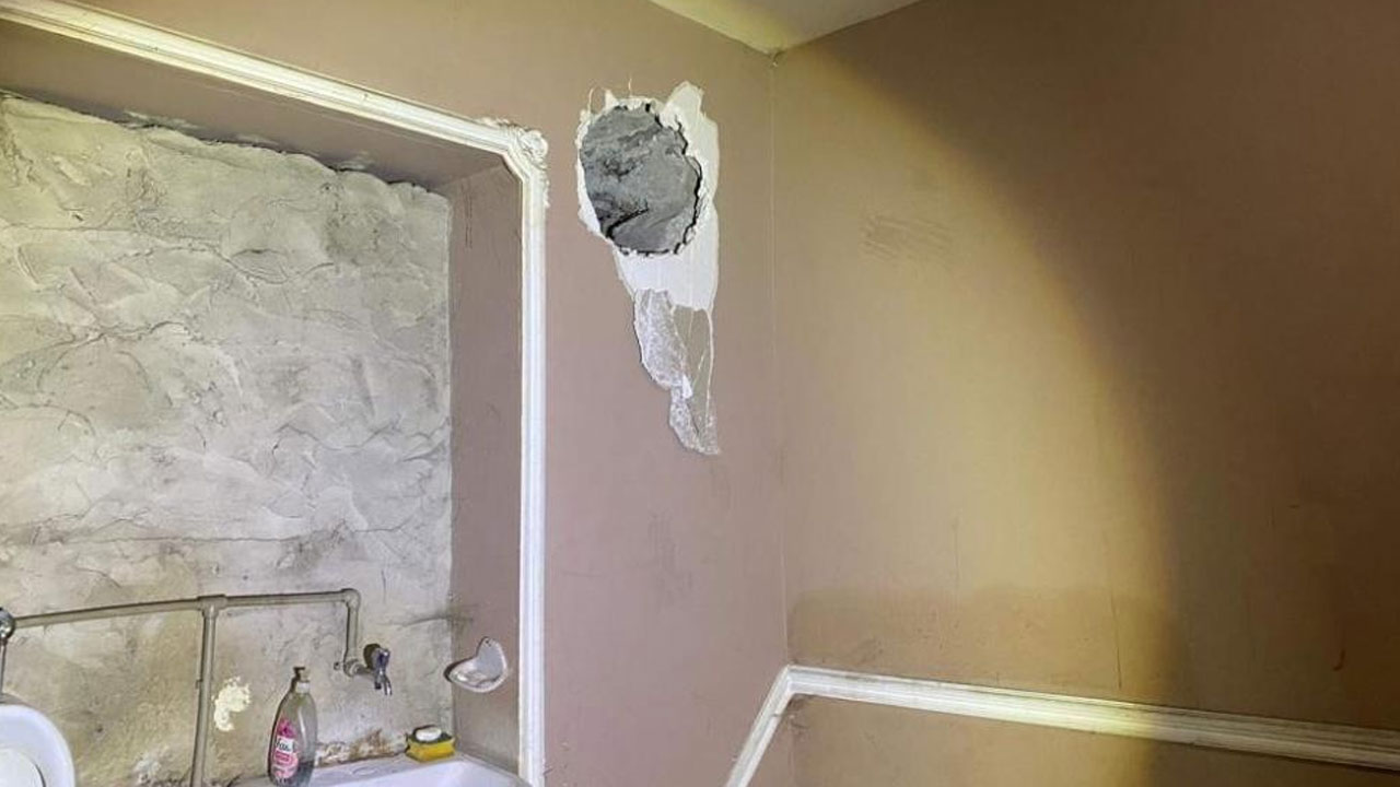 Pes dedirten soygun! Yan dükkanın duvarını kırıp kuyumcuya girdi, 900 bin liralık altın çaldı