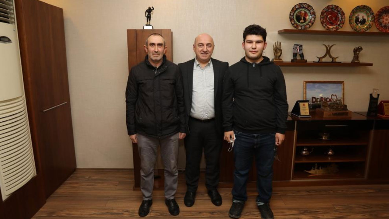 Temizlik işçisinden örnek davranış: Sokakta altın dolu cüzdan buldu, soluğu belediye başkanın yanında aldı