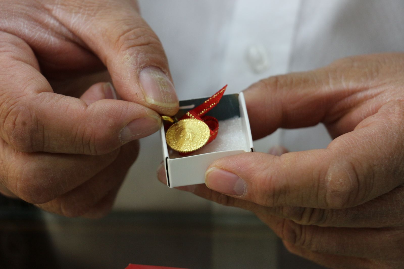 Düğünlerdeki ‘sahte altın’ oyunu! 'Sanki gerçek altın gibi bunları takıyorlar'