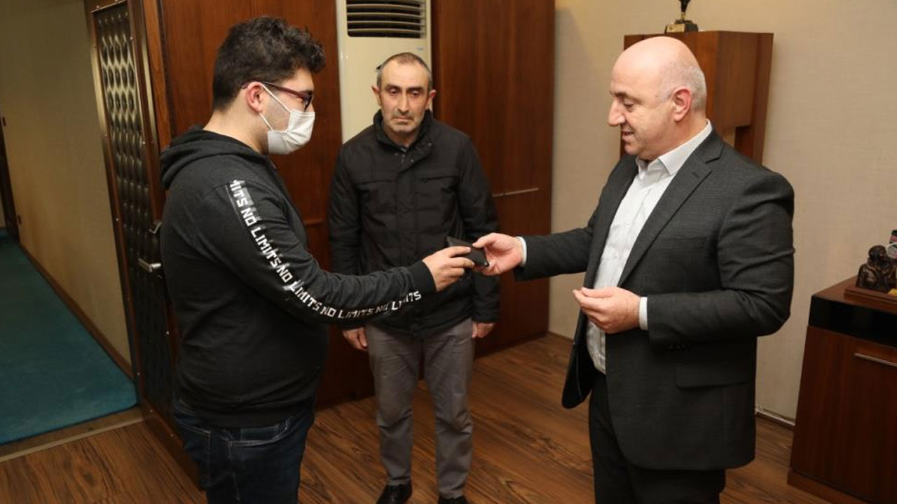 Temizlik işçisinden örnek davranış: Sokakta altın dolu cüzdan buldu, soluğu belediye başkanın yanında aldı