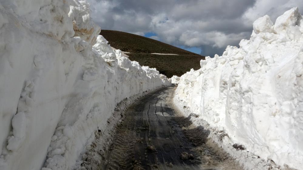 6 aydır kapalıydı, 5 metrelik karlı yol açıldı