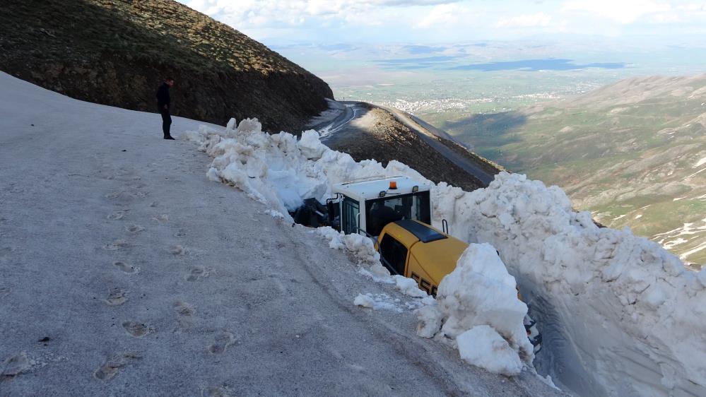 6 aydır kapalıydı, 5 metrelik karlı yol açıldı