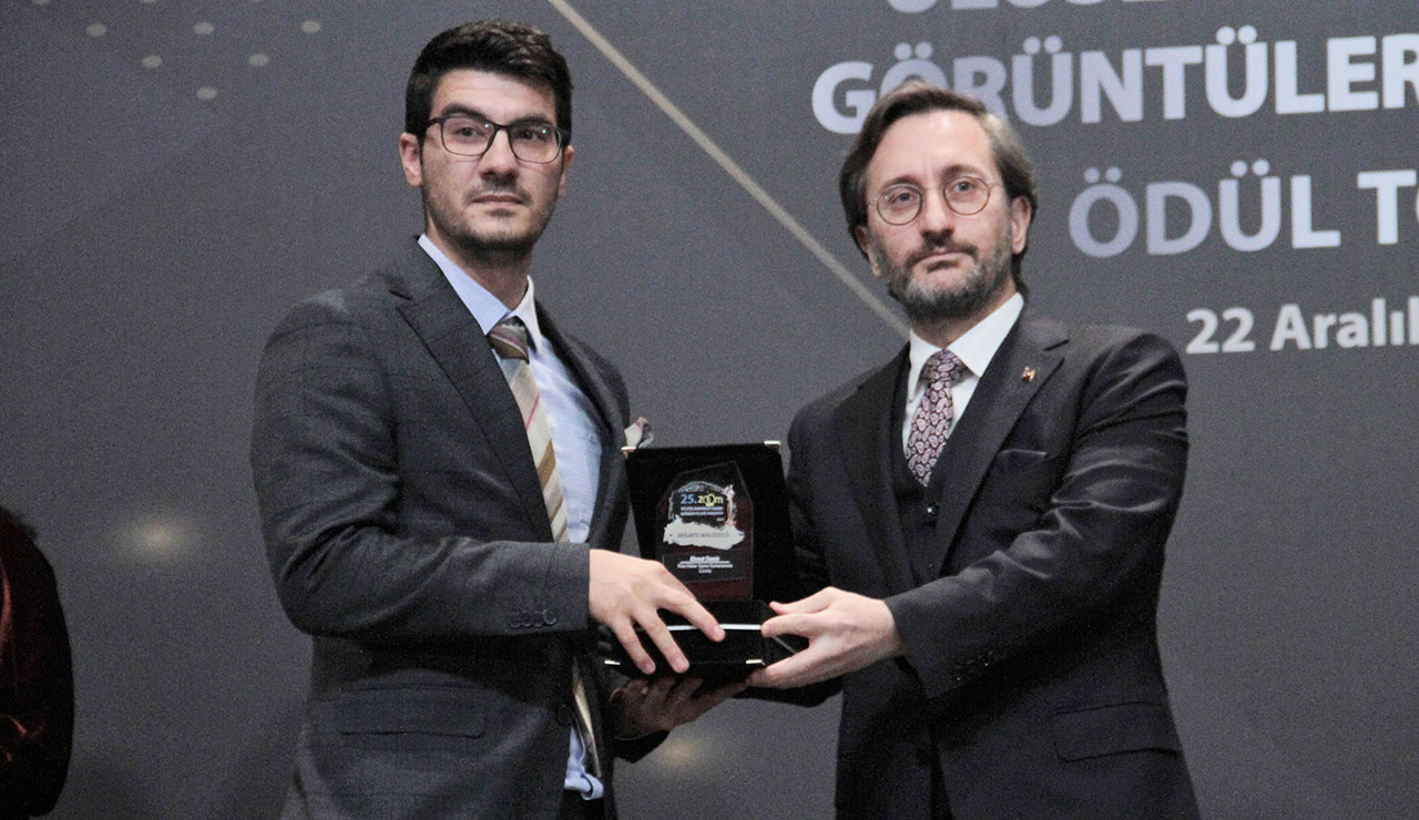 Kameraman Demir'e Altun'dan vefa plaketi