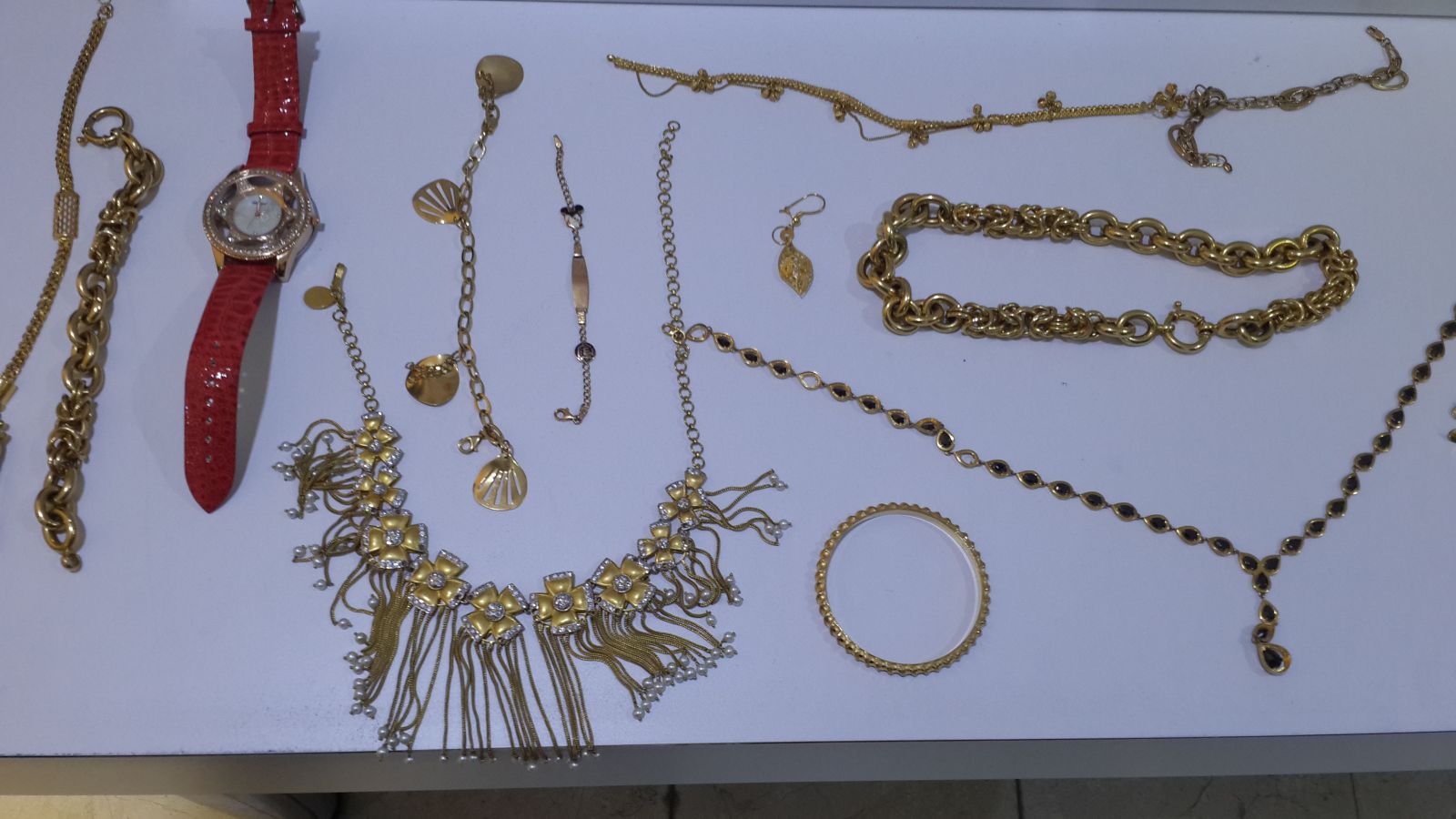 Polis gibi davranıp girdikleri evden, 4 kilo altın çaldılar