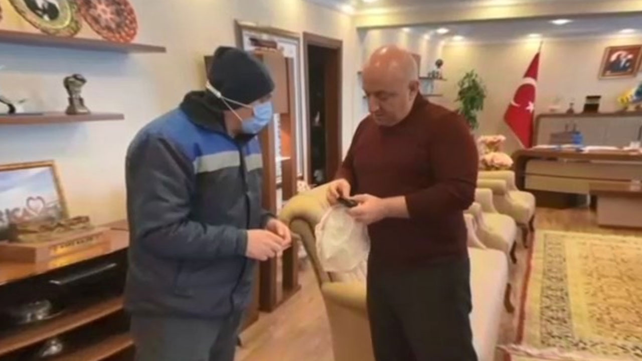 Temizlik işçisinden örnek davranış: Sokakta altın dolu cüzdan buldu, soluğu belediye başkanın yanında aldı