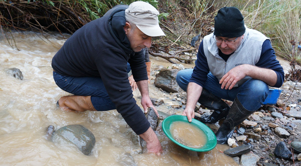 Buz gibi suda altın avı: Hem eğleniyor, hem kazanıyorlar