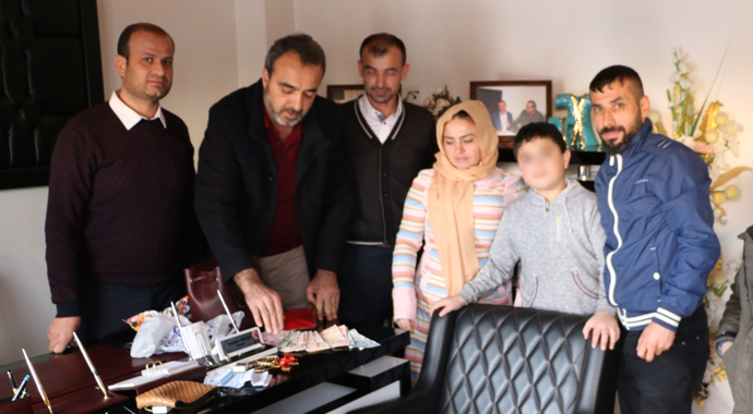 Altınları otobüs durağında unuttular