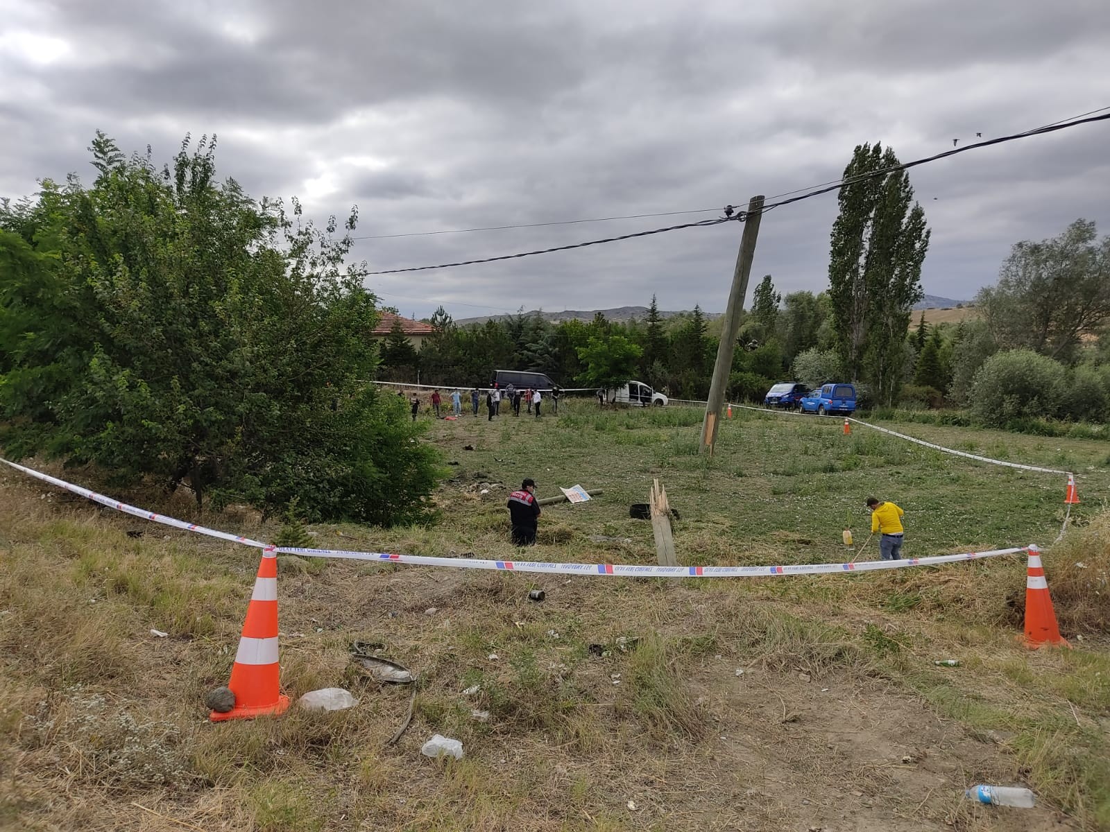 Altın taşıyan araç kaza yaptı, güvenlik güçleri tırmıkla tarlada altın aradı