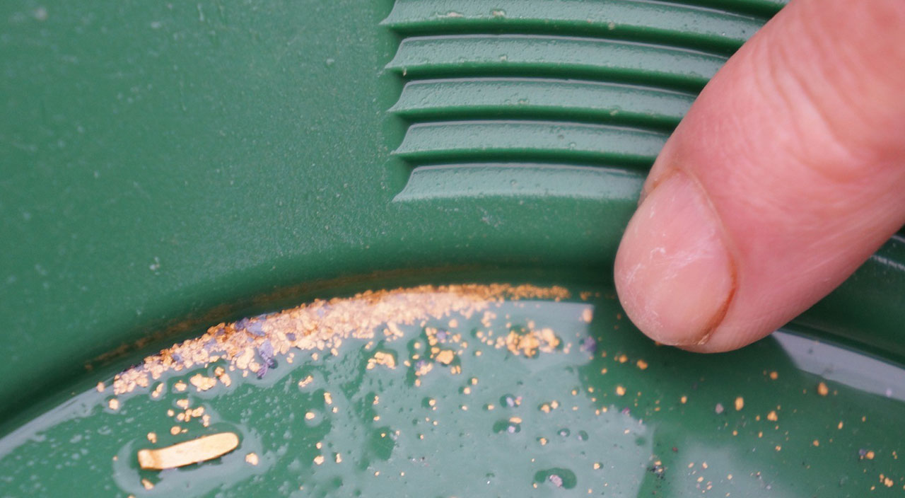 Buz gibi suda altın avı: Hem eğleniyor, hem kazanıyorlar