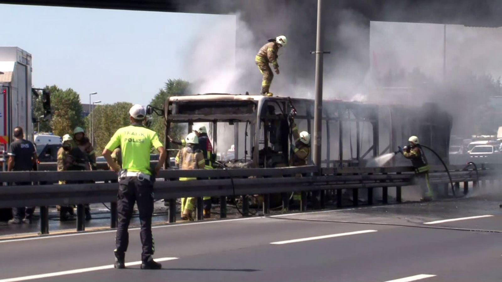 Zeytinburnu'nda metrobüs alev alev yandı