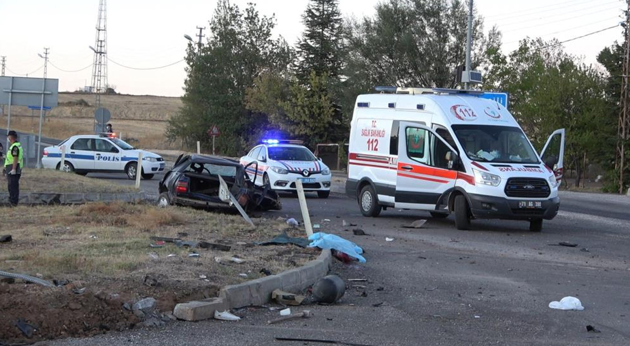 Feci kaza, iki otomobil çarpıştı: 6 ölü