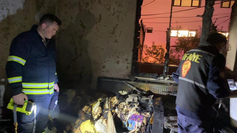 Sobadan sıçrayan kıvılcımlar evi küle çevirdi, yaşlı adam canından oluyordu