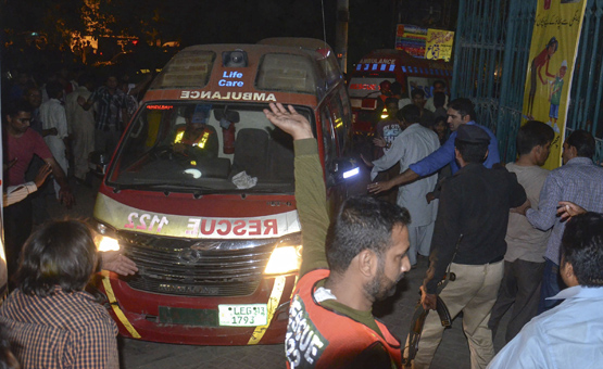 Pakistan'da lunaparkta bombalı saldırı: 72 ölü