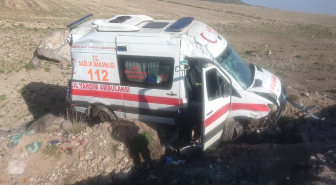 Kayseri'de ambulans takla attı: 2 yaralı