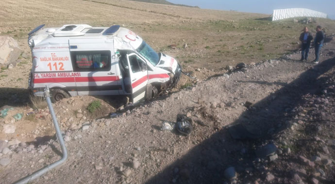 Kayseri'de ambulans takla attı: 2 yaralı