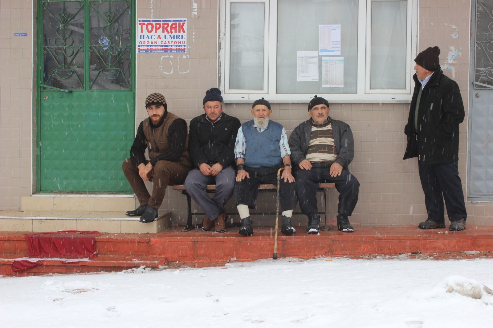 91 yaşındaki adam karda sokakta kısa kollu gömlekle geziyor