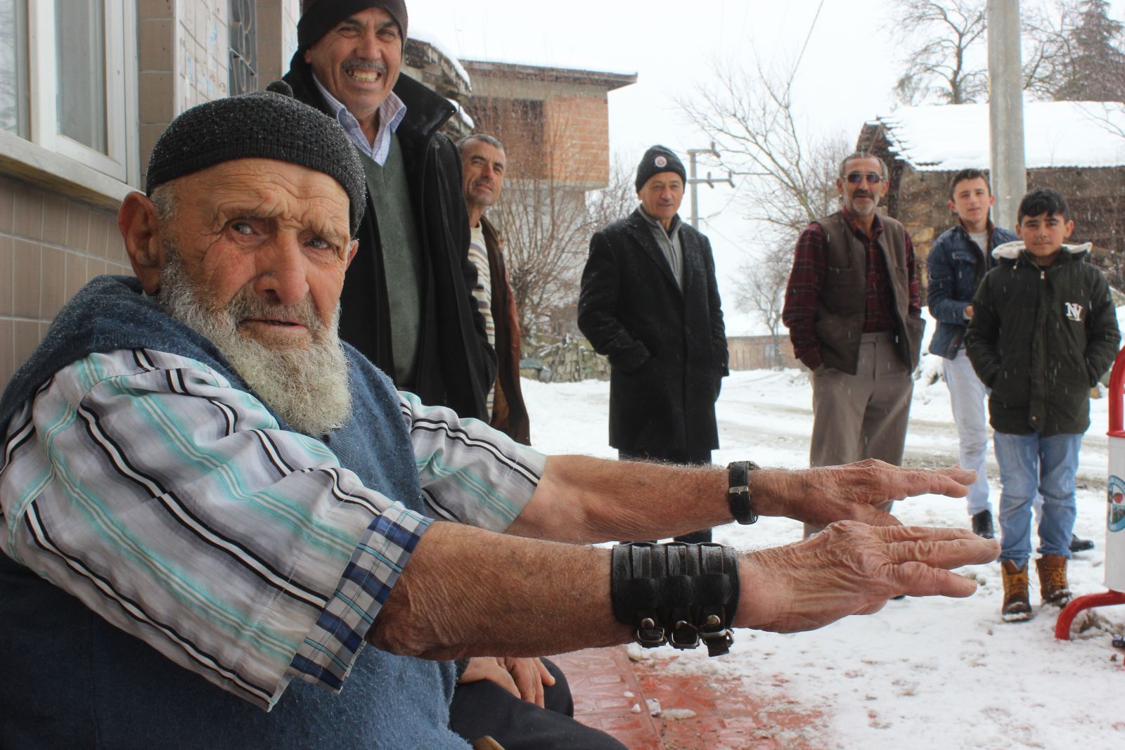91 yaşındaki adam karda sokakta kısa kollu gömlekle geziyor