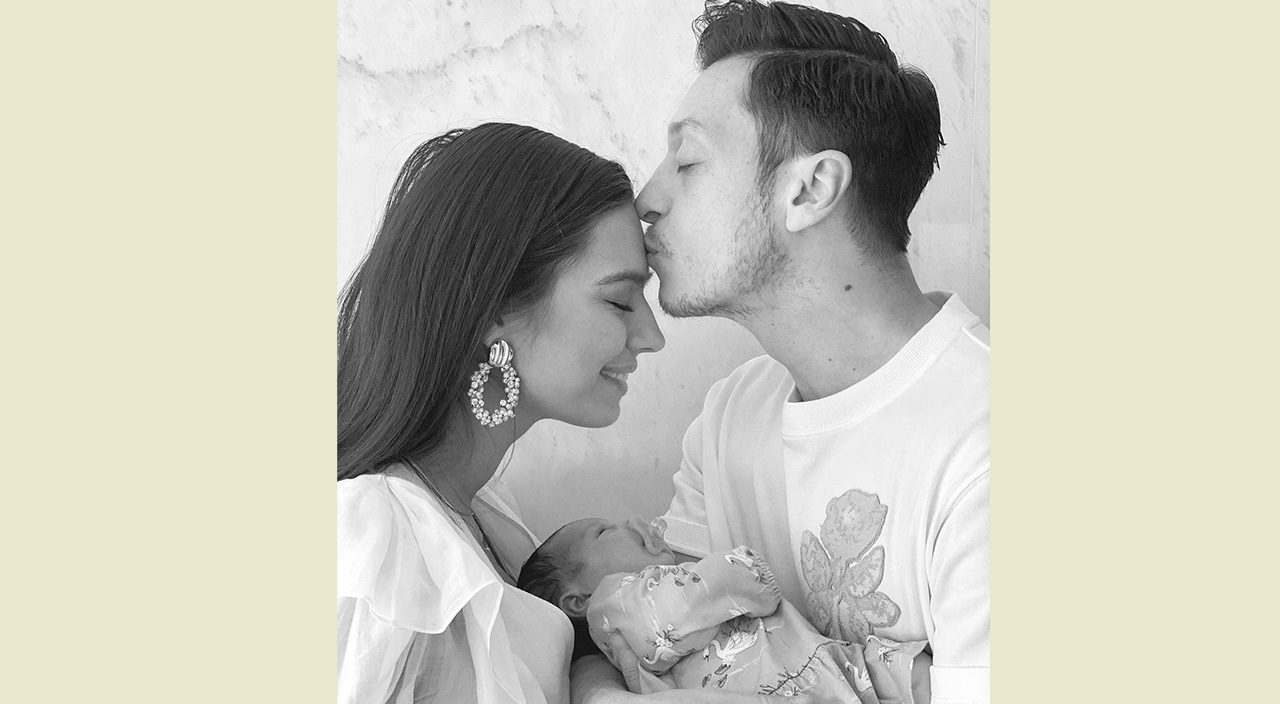 Mesut Özil ikinci kez baba oldu! Mutlu haberi sosyal medyadan duyurdu… İşte doğum sonrası ilk kare Mesut Özil ikinci kez baba oldu! Mutlu haberi sosyal medyadan duyurdu… İşte doğum sonrası ilk kare