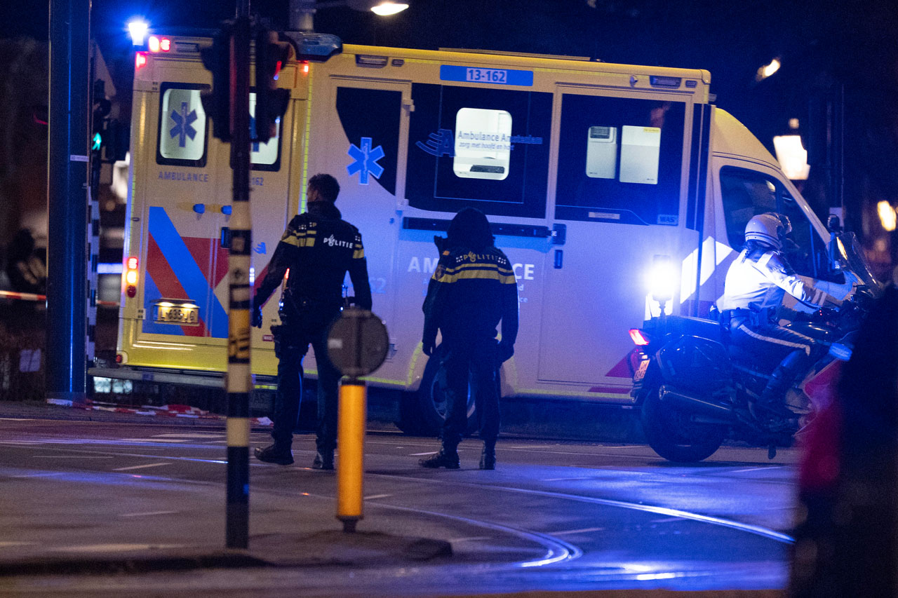 Amsterdam'da rehine krizi! Silahlı saldırgan Apple mağazasına girdi