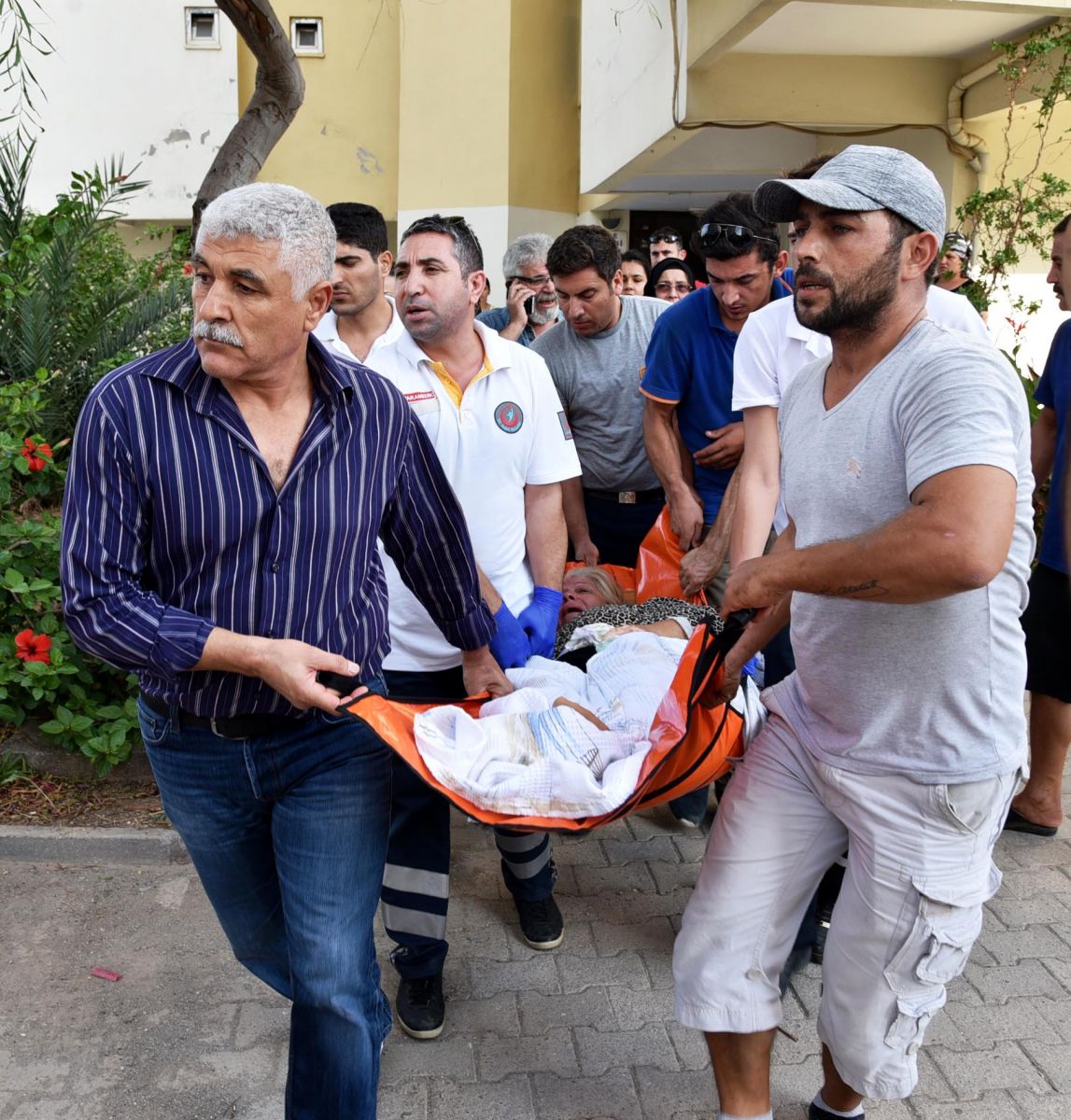 Annesini bıçaklayıp, babasını rehin aldı...