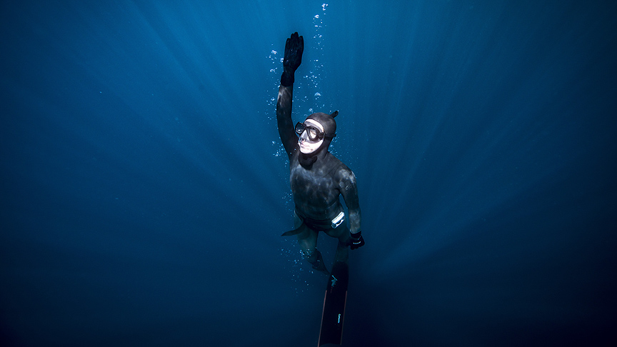 Milli sporcu Şahika Ercümen'den Antarktika'da tarihi dalış