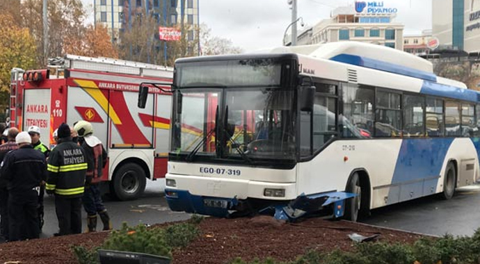 Ankara'da belediye otobüsü yayalara çarptı: 2 yaralı