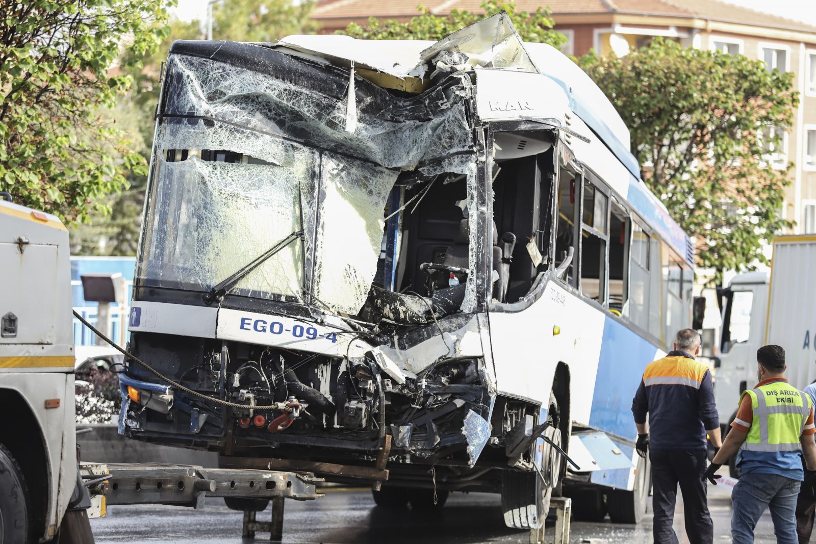 Belediye otobüsü üst geçit asansörüne çarptı: 12 yaralı