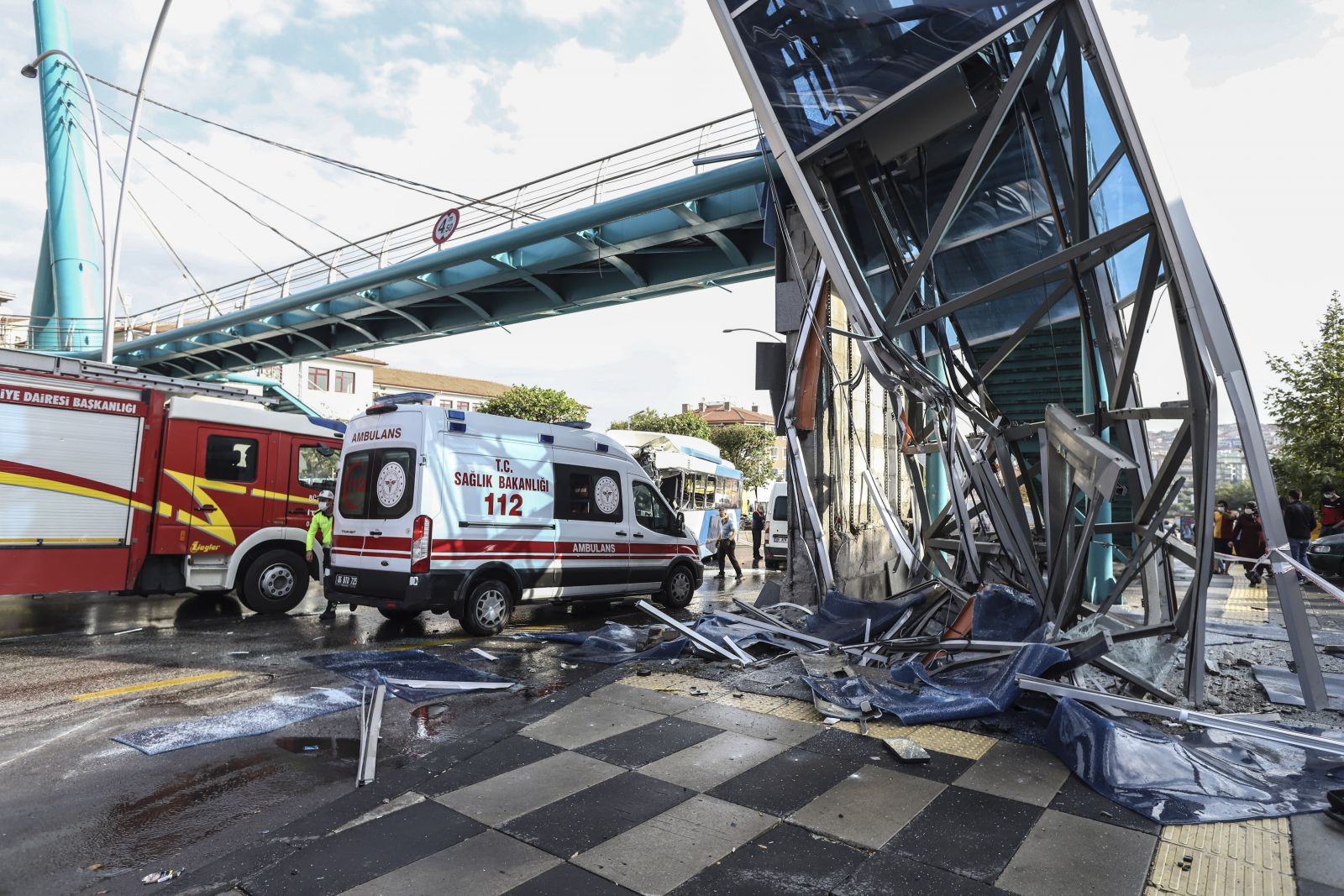 Belediye otobüsü üst geçit asansörüne çarptı: 12 yaralı