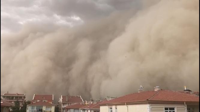 Polatlı'daki toz fırtınası ilçeyi karanlığa bürüdü! Vali Şahin'den ilk açıklama
