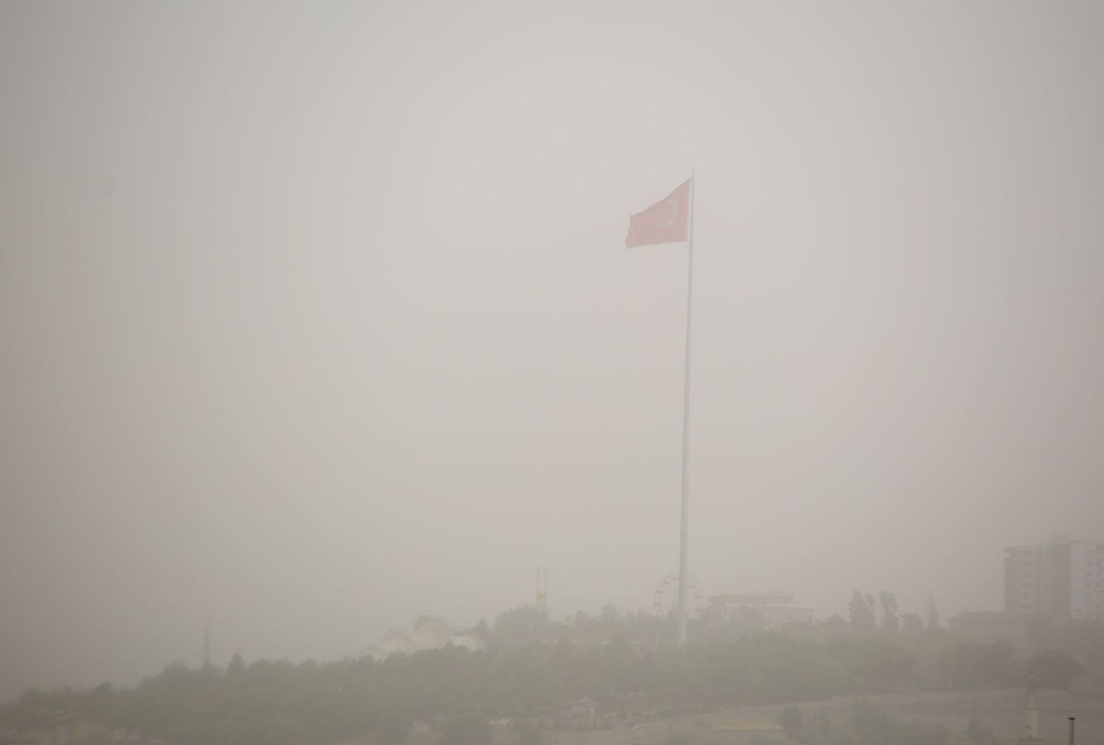 Polatlı'daki toz fırtınası ilçeyi karanlığa bürüdü! Vali Şahin'den ilk açıklama