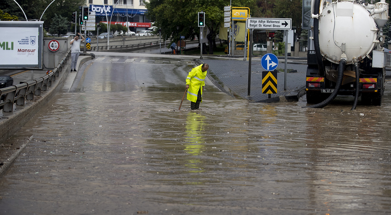 Gündüz geceye döndü! Yağış ve fırtına Ankara'yı esir aldı