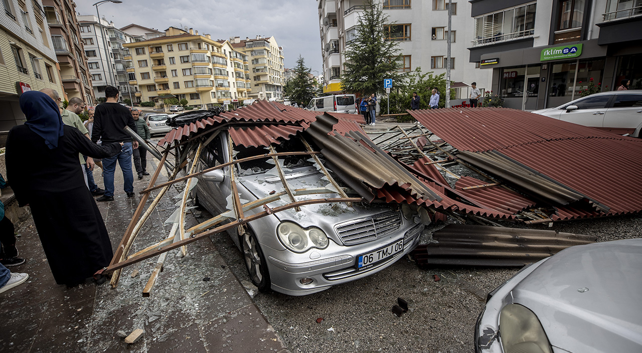 Gündüz geceye döndü! Yağış ve fırtına Ankara'yı esir aldı