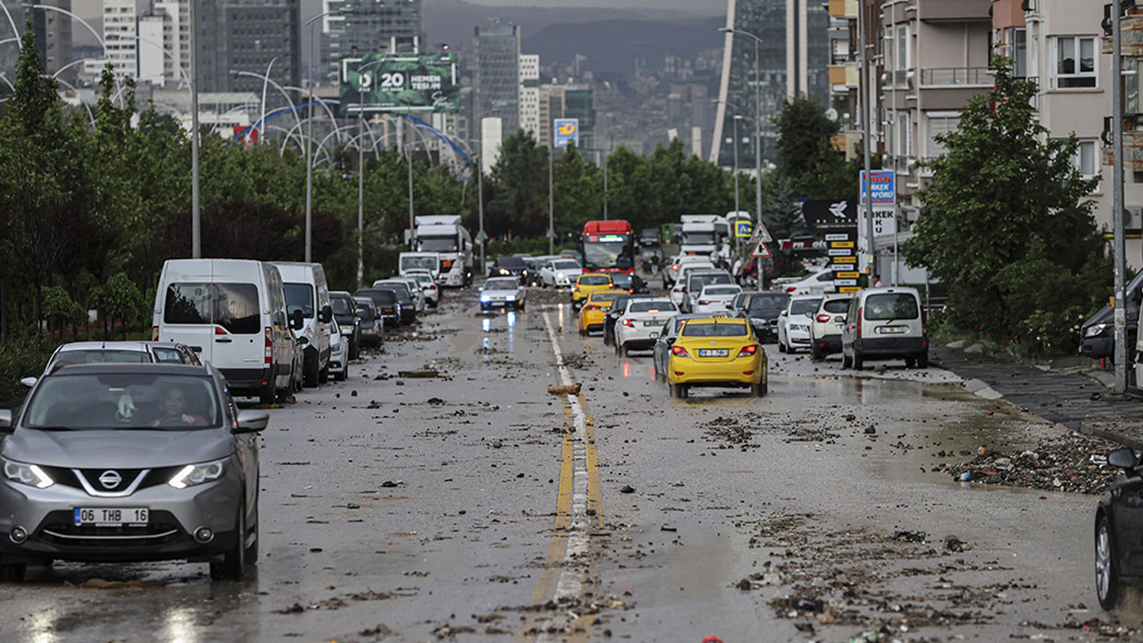 Ankara'da zorlu sınav: Sağanak trafiği ve hayatı felç etti