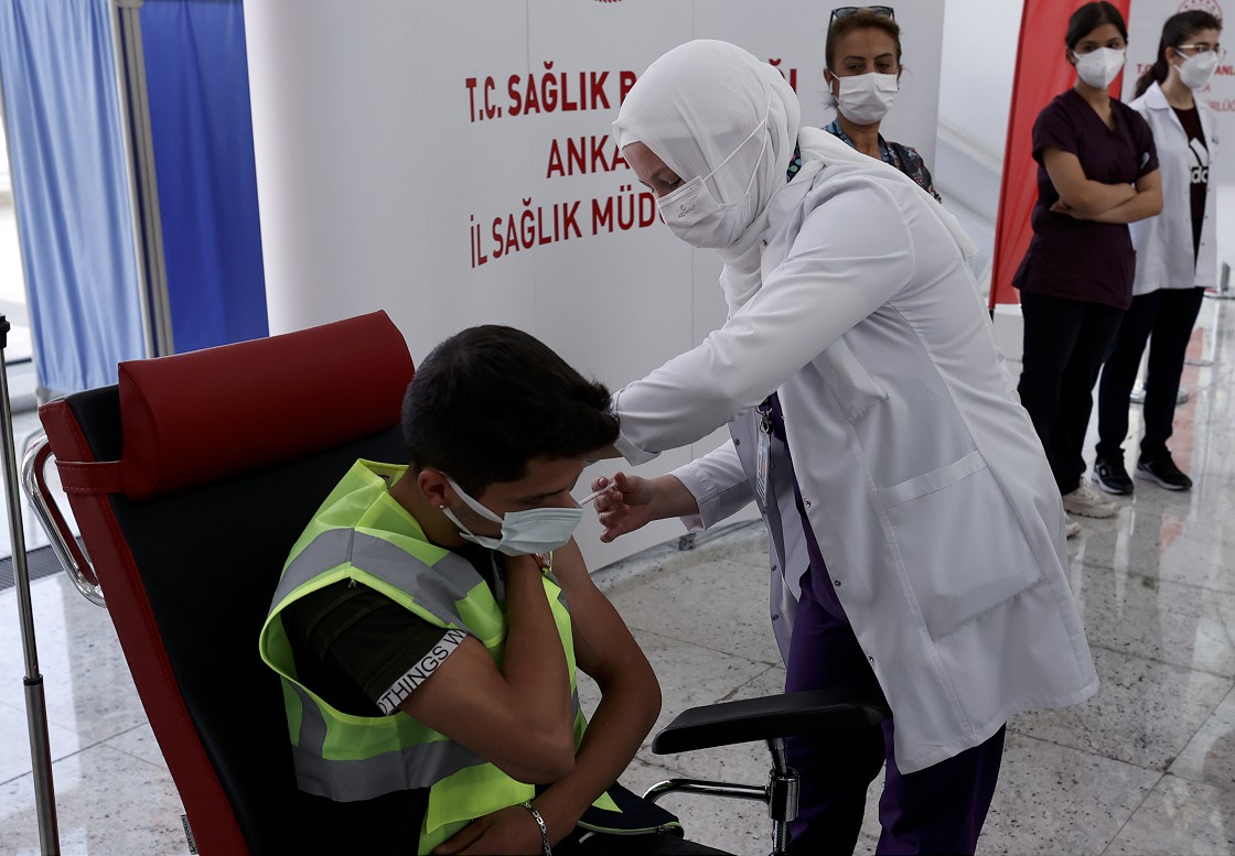 Ankara YHT Garı'nda aşı yapılmaya başlandı