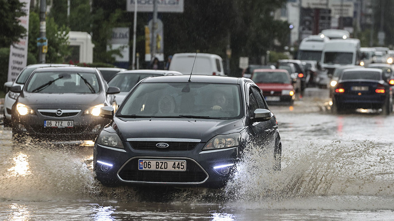 Ankara'da zorlu sınav: Sağanak trafiği ve hayatı felç etti